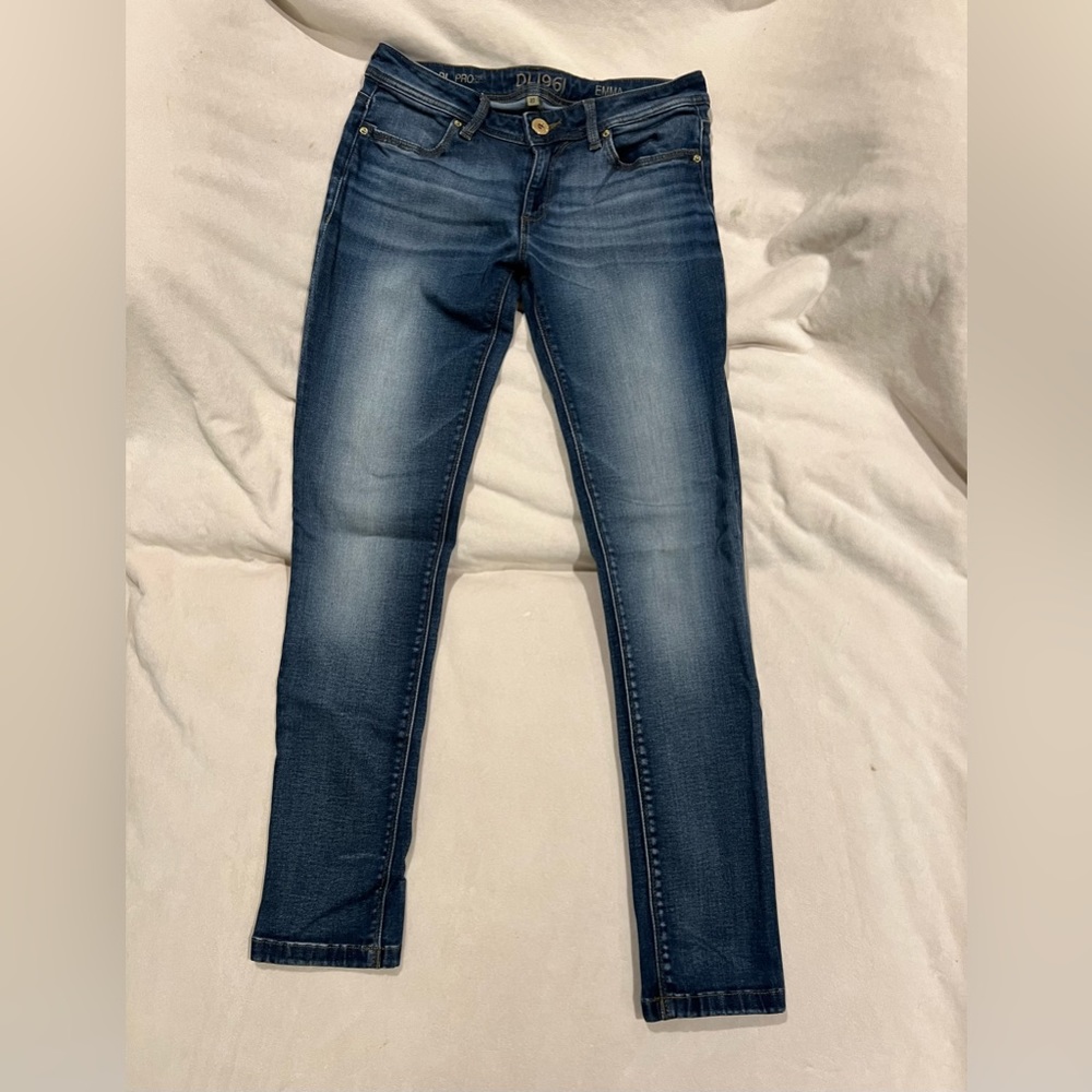 DL1961 Skinny Emma Legging Distressed Jeans. Size 27